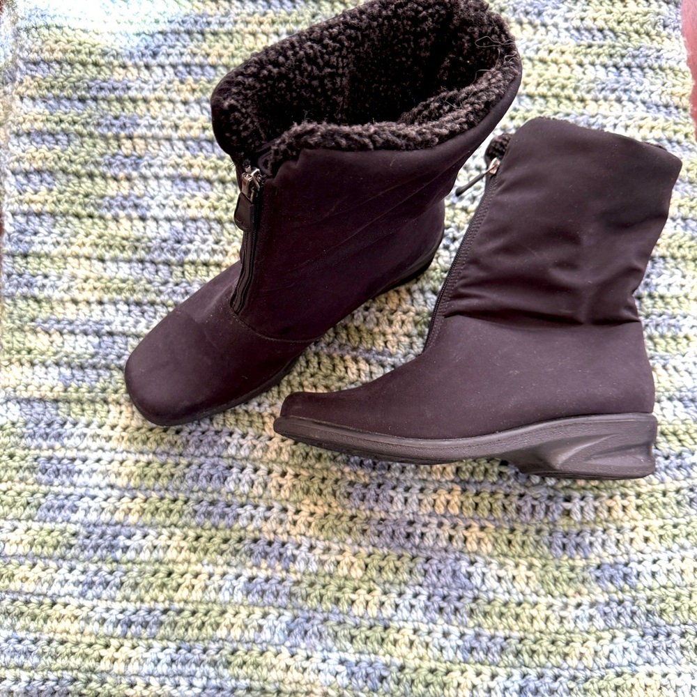 Toe Warmers black zip front snow boots size 10